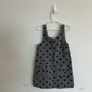 ❤️5 For $20❤️ btween Girls Gray Jean Jumper with Black Hearts

Size 6